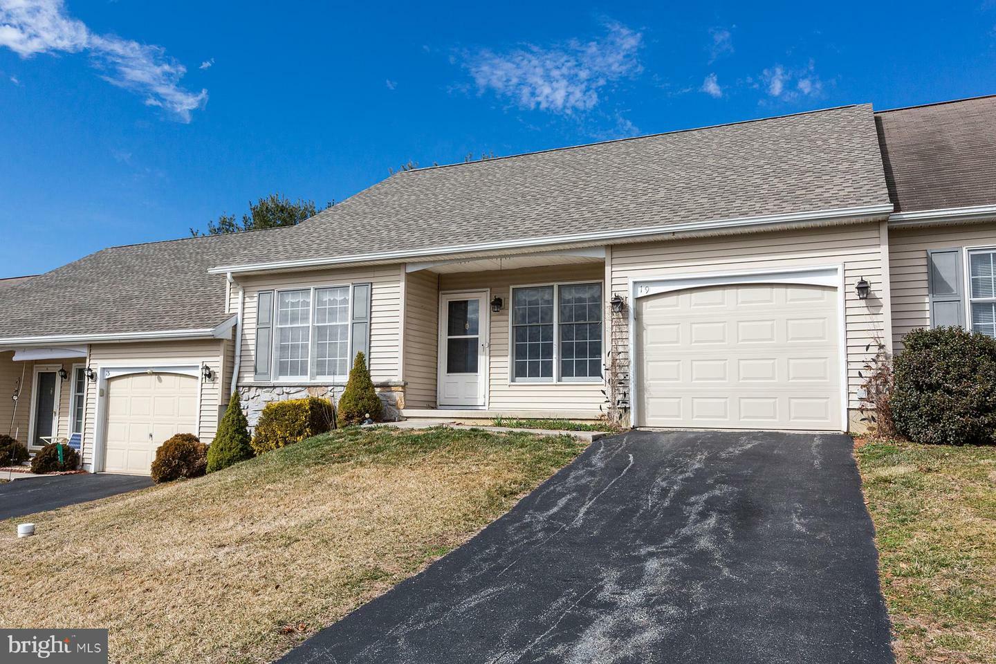 Property Photo:  19 Bradford Street  PA 17551 