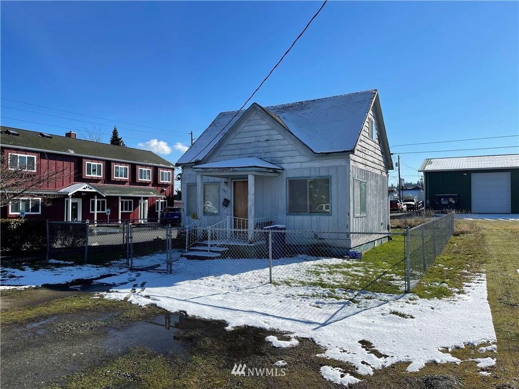 Property Photo:  907 24th Street  WA 98221 