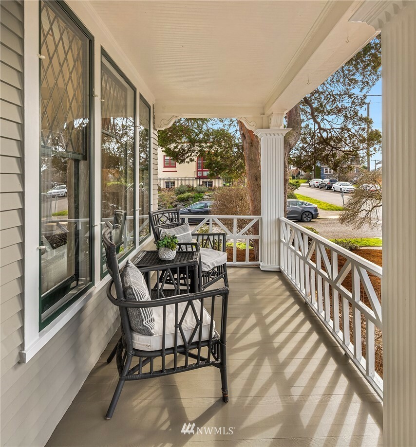 Property Photo: 1702 1st Avenue N WA 98109