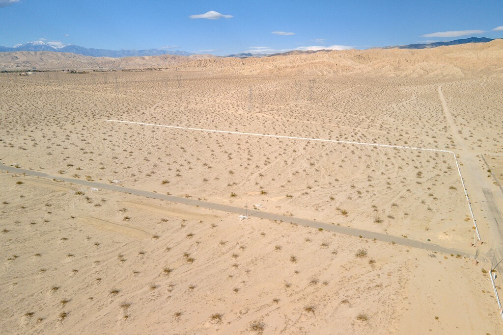 Property Photo: 4 Hidden Springs Ct CA 92276
