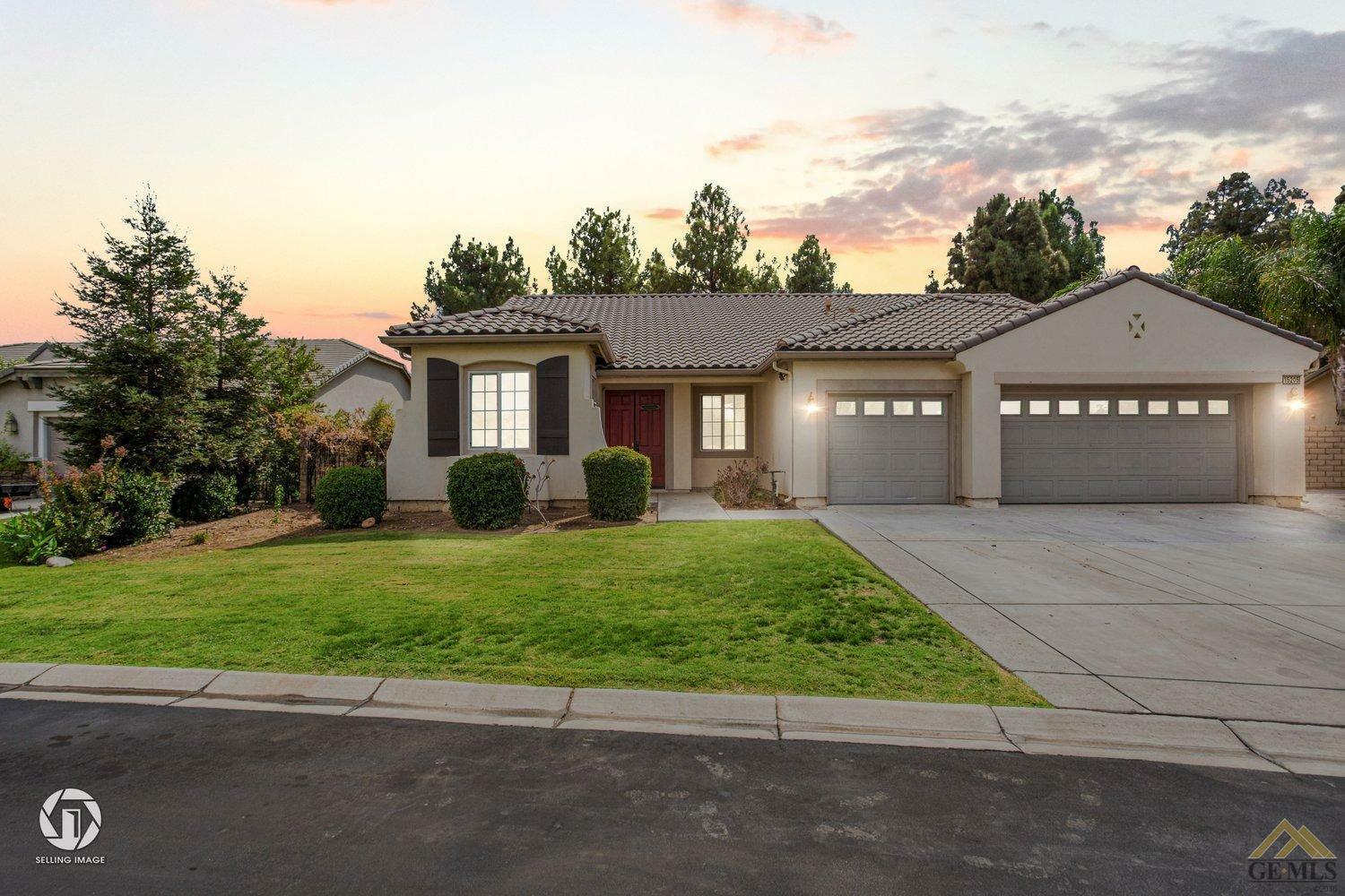 Property Photo:  15205 Via Napoli Drive  CA 93306 