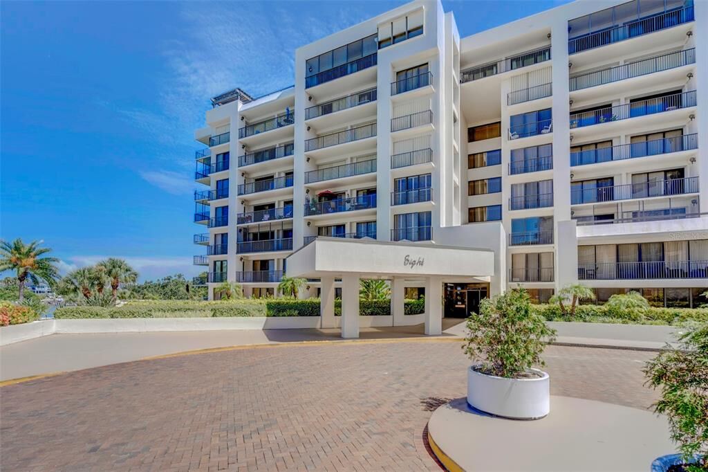 Property Photo:  8 Belleview Boulevard 105  FL 33756