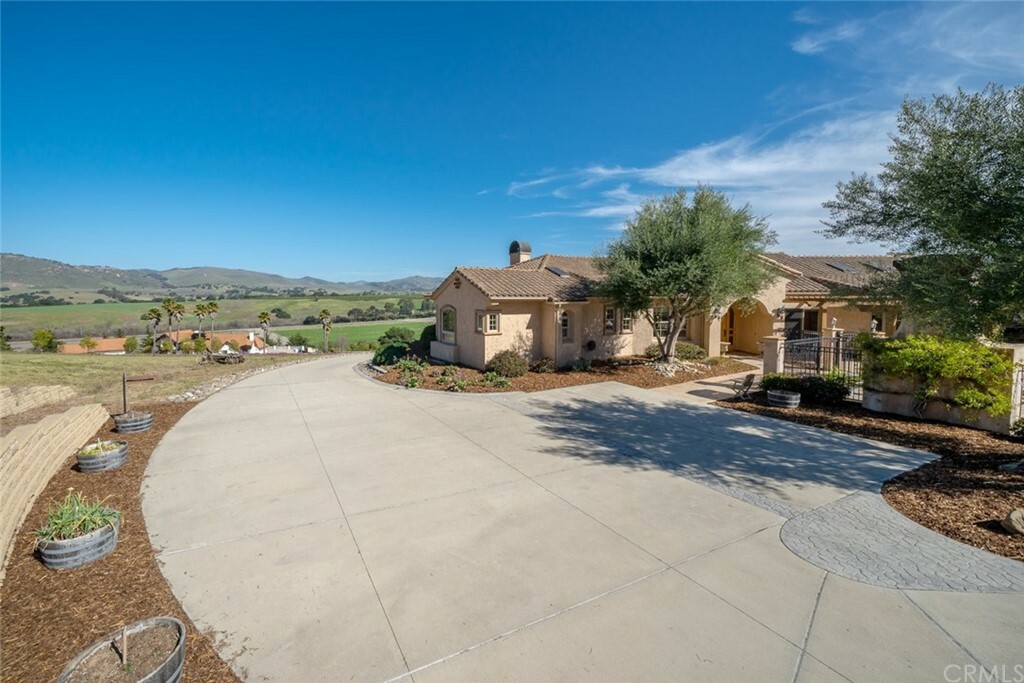 Property Photo:  230 Phelan Ranch Way  CA 93420 