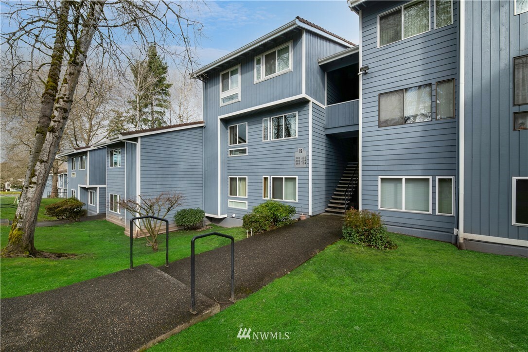 Property Photo:  4120 212th Street SW B203  WA 98043 