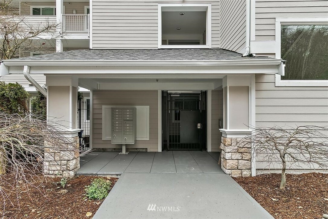 Property Photo:  1700 Lake Washington Boulevard N 101  WA 98056 