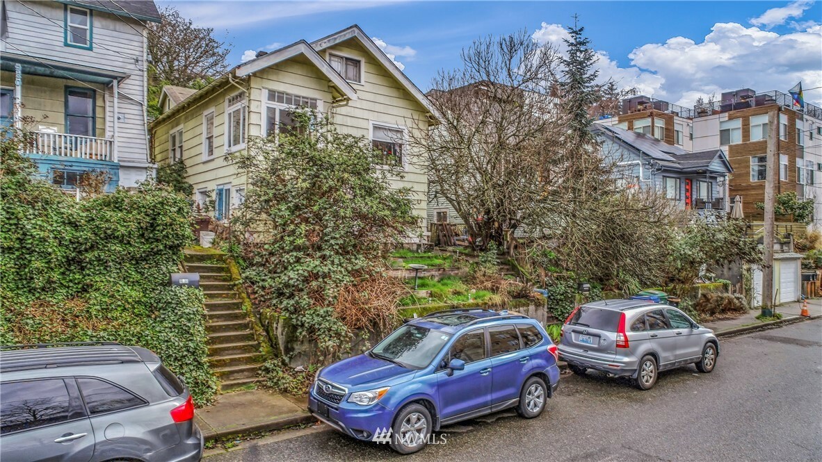 Property Photo: 932 Hiawatha Place S WA 98144