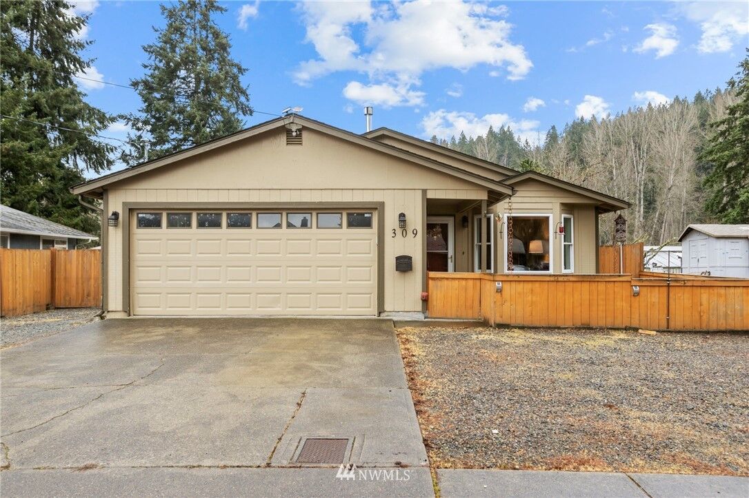 Property Photo:  309 Calistoga Street E  WA 98360 