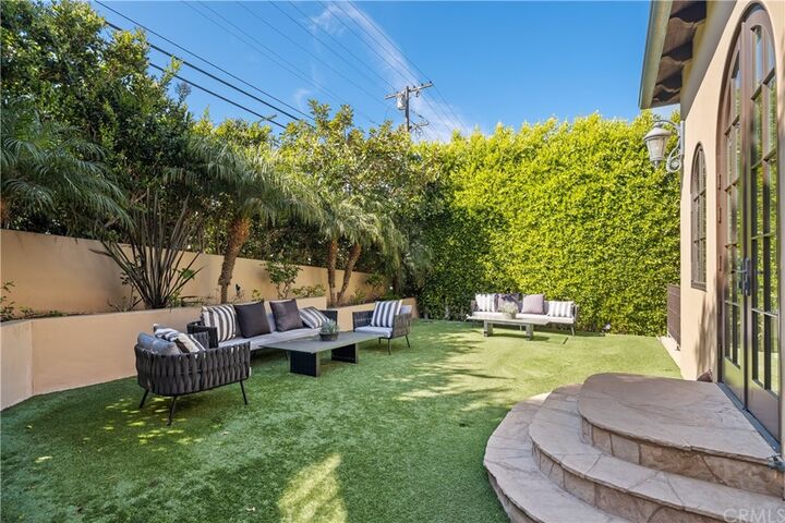 Property Photo:  300 N Dianthus Street  CA 90266 