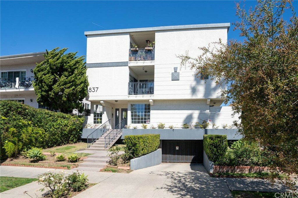 Property Photo:  837 Lincoln Boulevard 6  CA 90403 