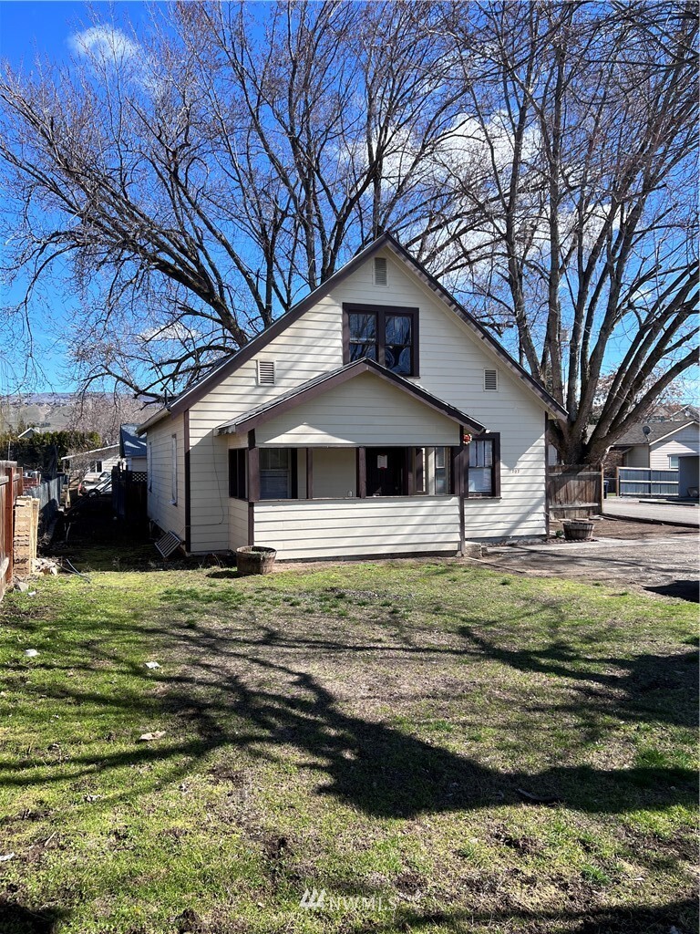 Property Photo:  707 N Piere Street  WA 98801 