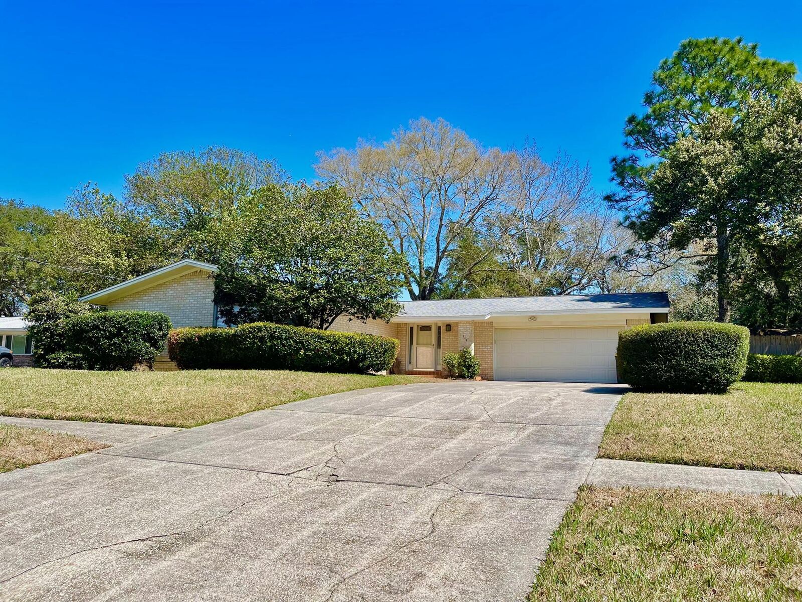 Property Photo:  616 NE Golf Course Drive  FL 32547 