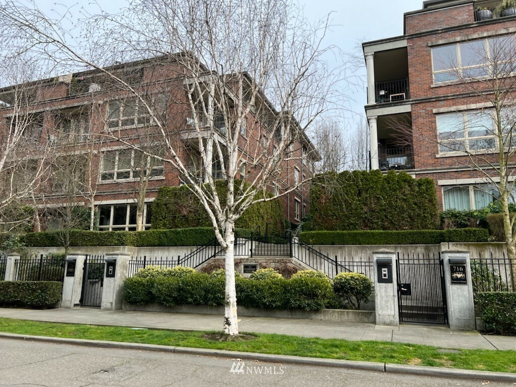 Property Photo:  726 Boylston Avenue E 1  WA 98102 