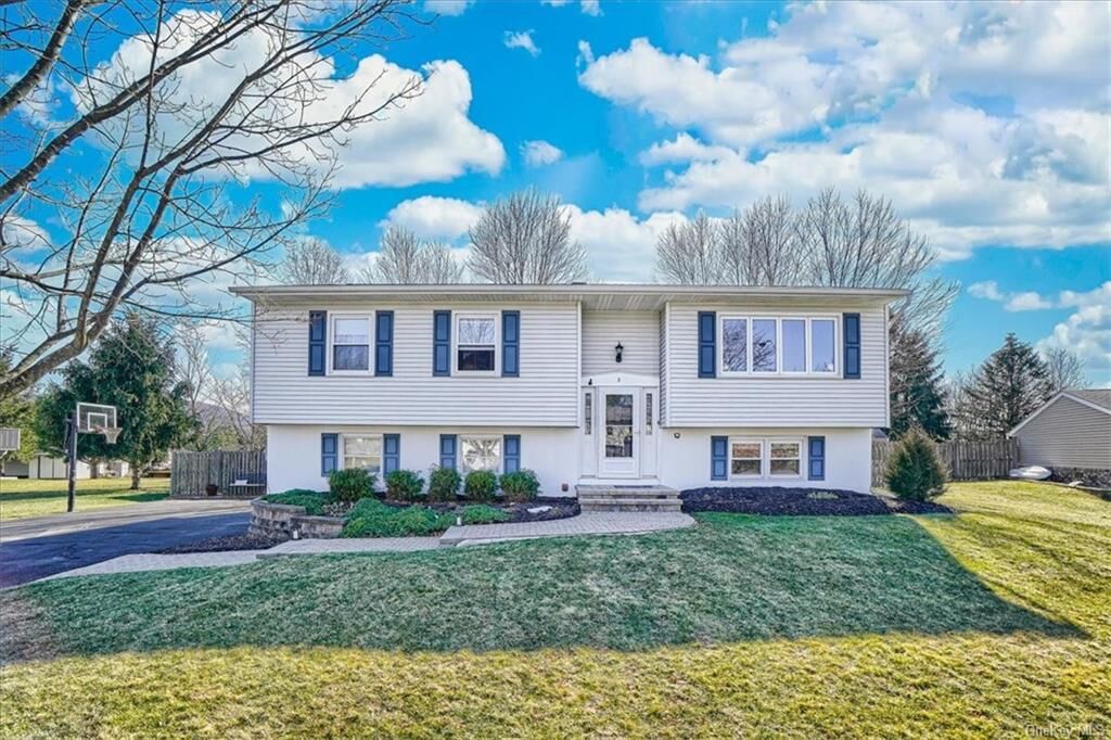 Property Photo:  3 Exeter Court  NY 10992 