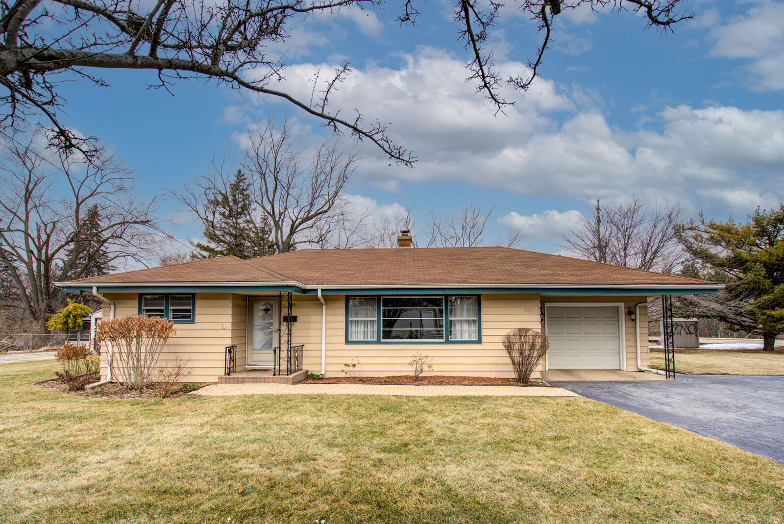 Property Photo:  332 E Plymouth Street  IL 60181 
