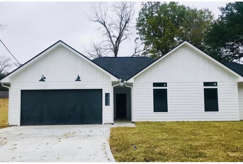 Property Photo: 1802 Ave D TX 77651