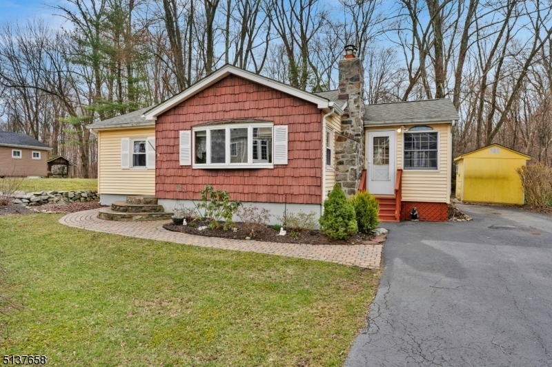 Property Photo:  27 Cottonwood Ct  NJ 07460 