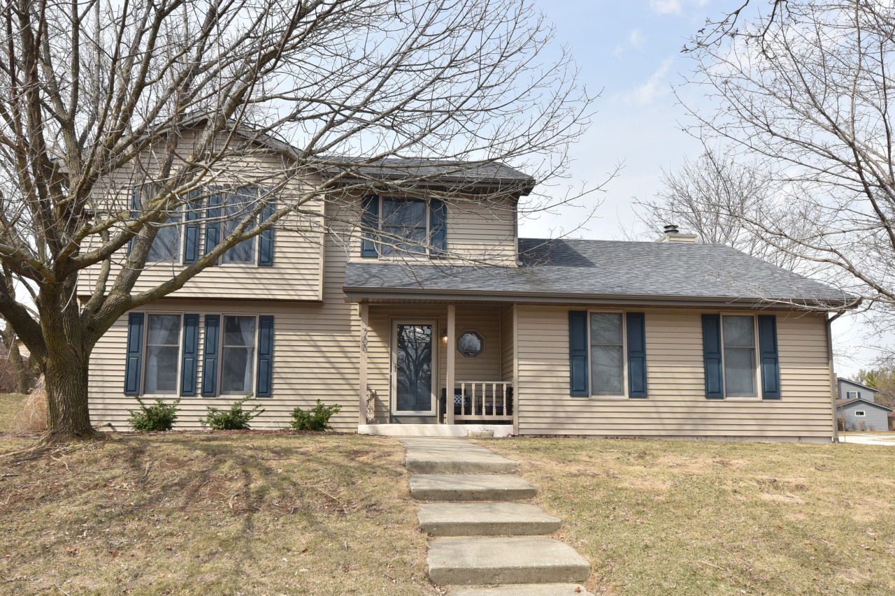 Property Photo:  700 Sunrise Ct  WI 53188 