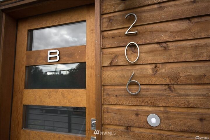 Property Photo:  206 22nd Avenue B  WA 98122 