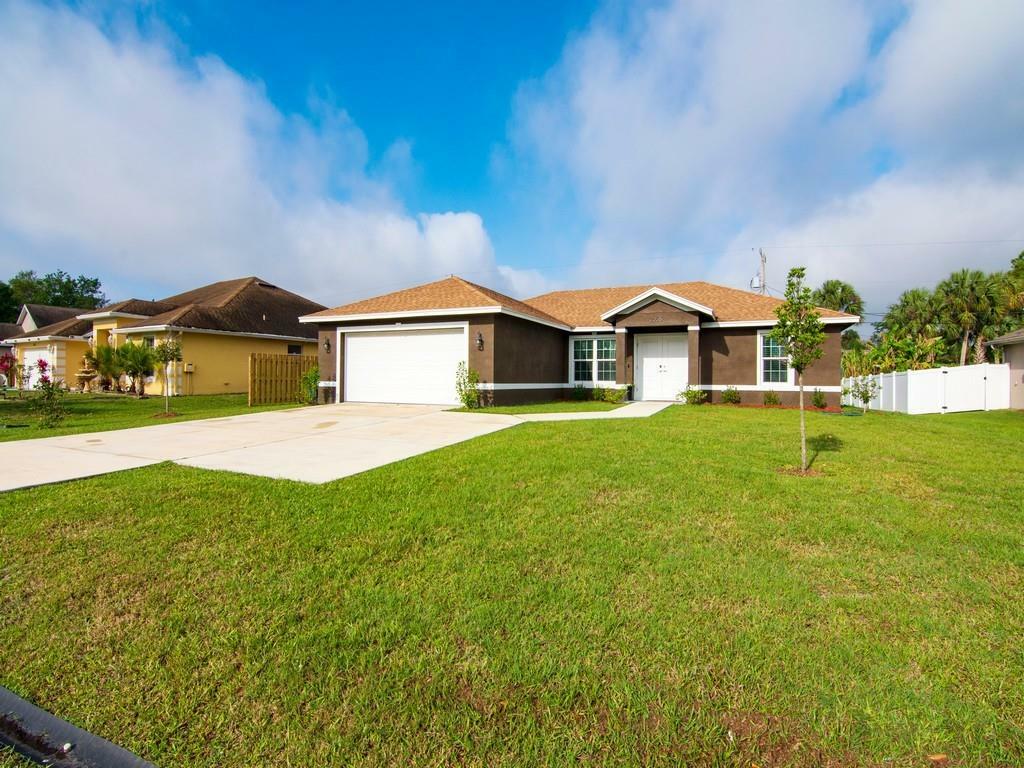 Property Photo:  2356 SW Savona Boulevard  FL 34953 