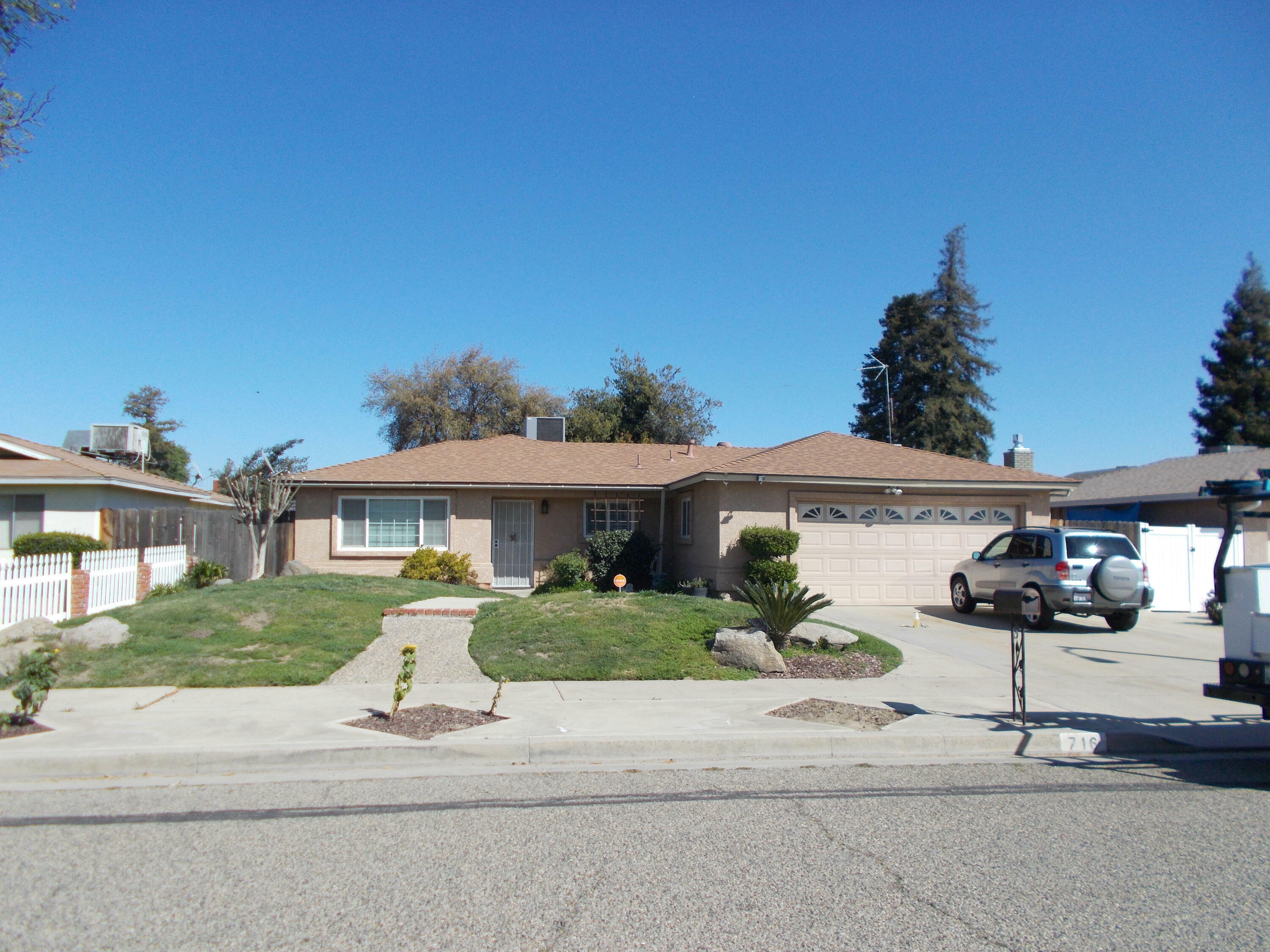 Property Photo:  716 S Kazarian Street  CA 93274 