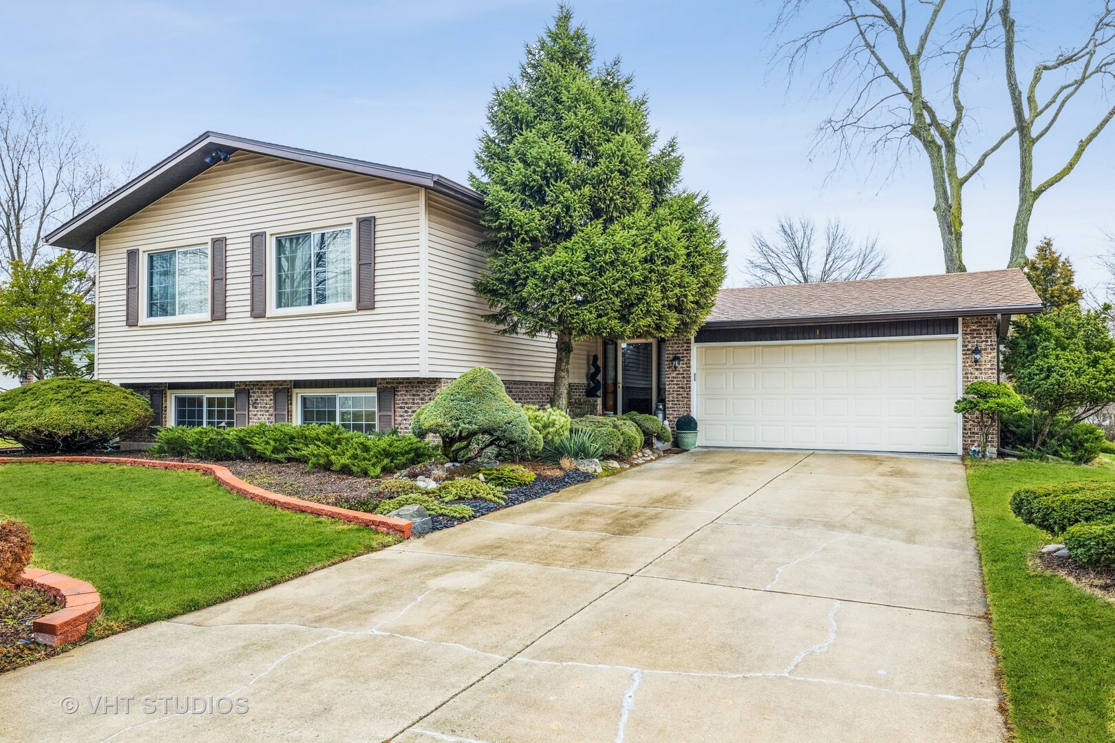 Property Photo: 1 Keystone Court IL 60440