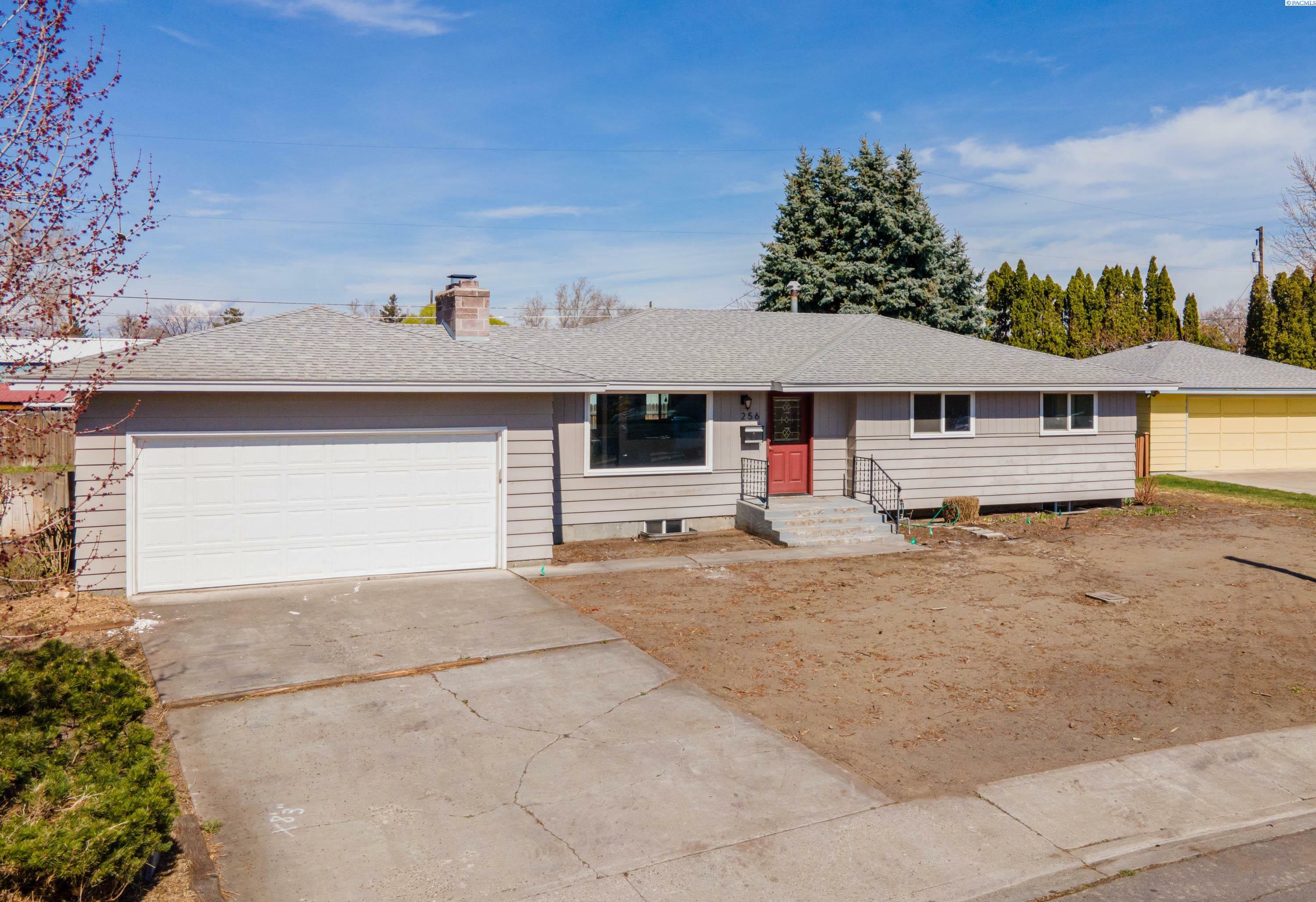 Property Photo:  256 Ada St  WA 99352 