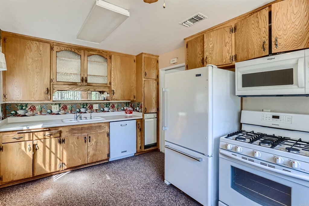 Property Photo:  1047 Crest View Road  CA 92081 