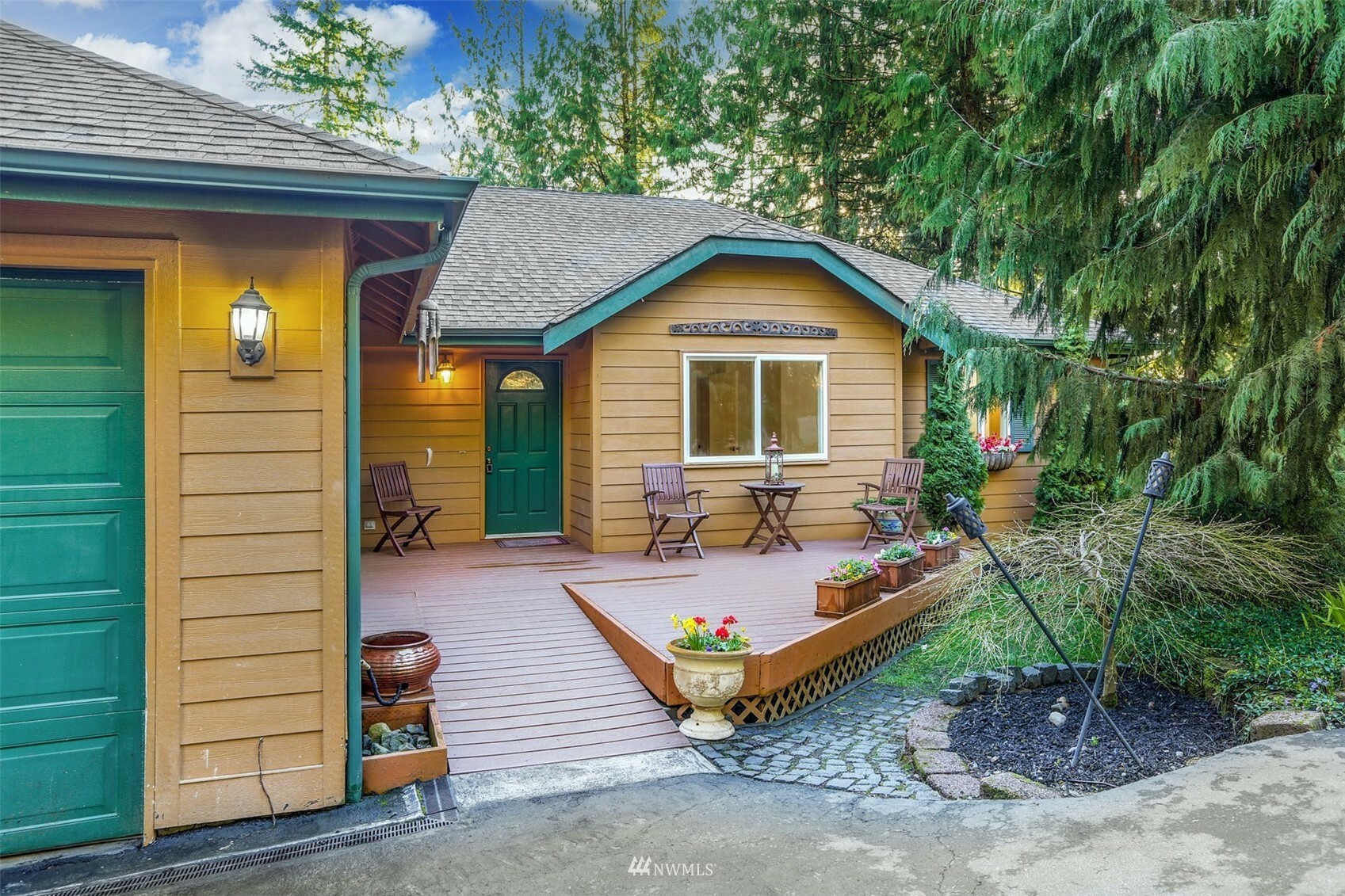 Property Photo:  24725 SE Mirrormont Place  WA 98027 