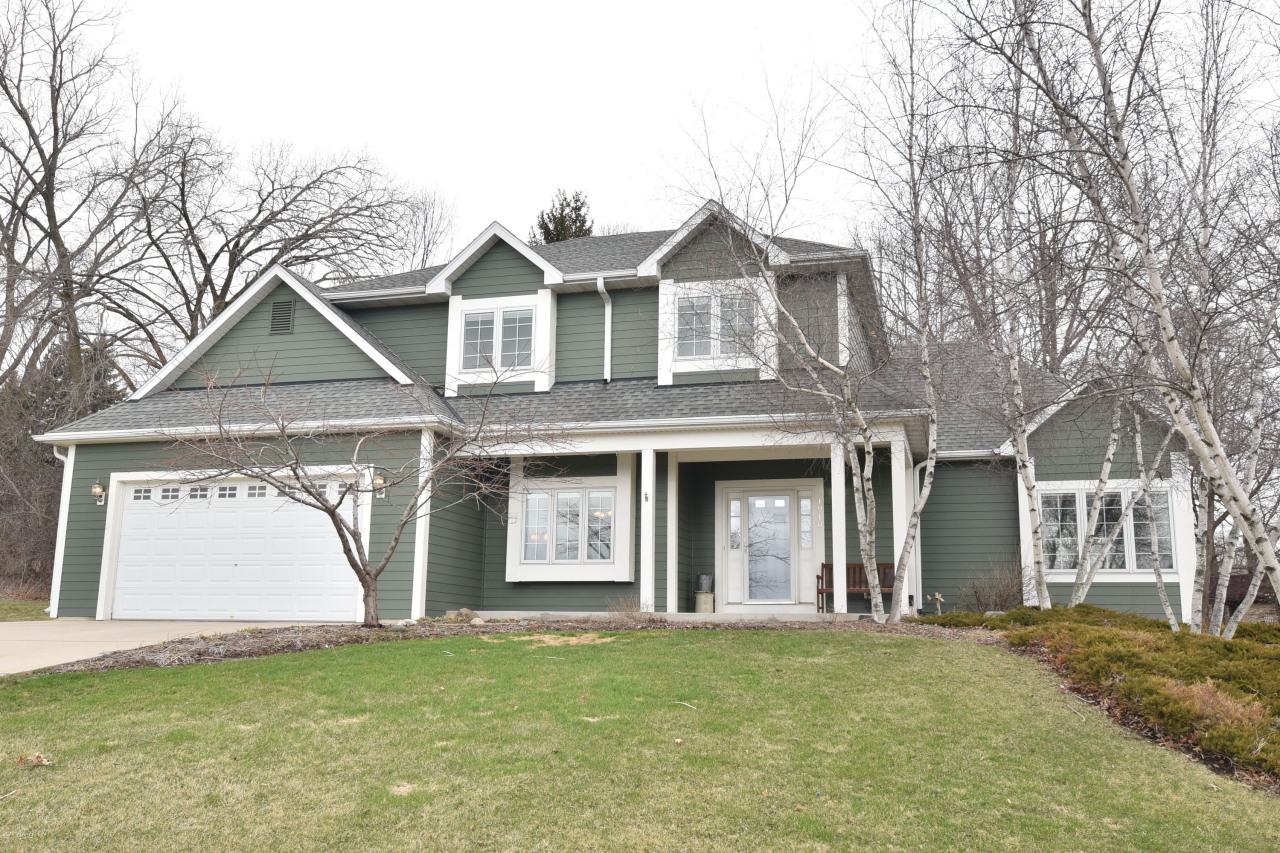 Property Photo:  1910 Valley Ct  WI 53024 