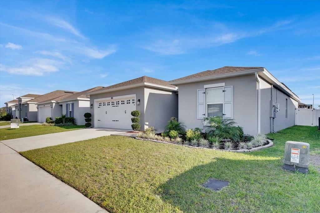 Property Photo:  818 Fillmore Court  FL 33837 