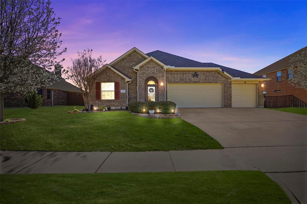 Property Photo:  709 Lariat Lane  TX 75098 