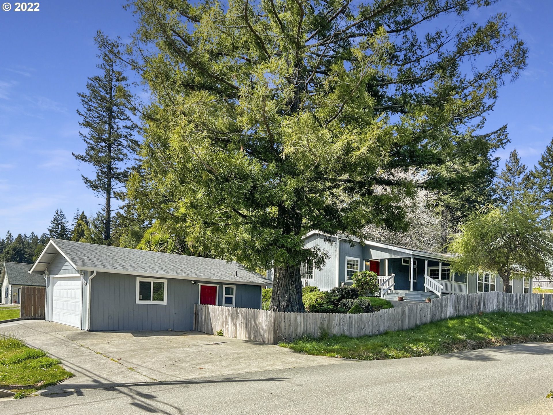 Property Photo:  530 Hassett St  OR 97415 