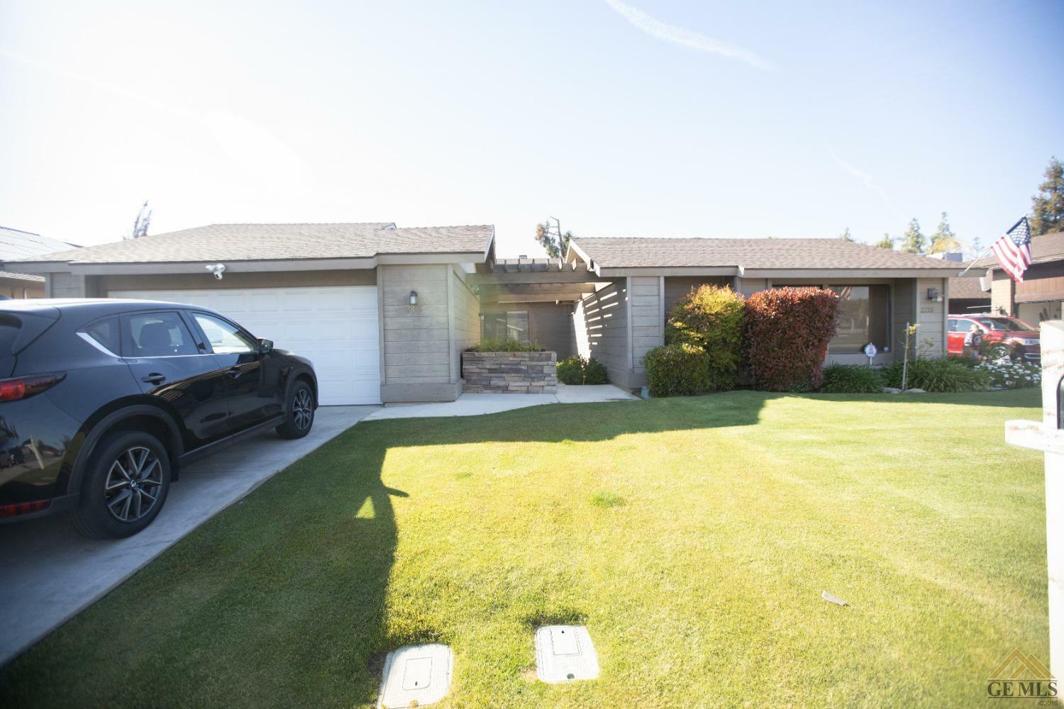 Property Photo:  2215 Manning Street  CA 93309 