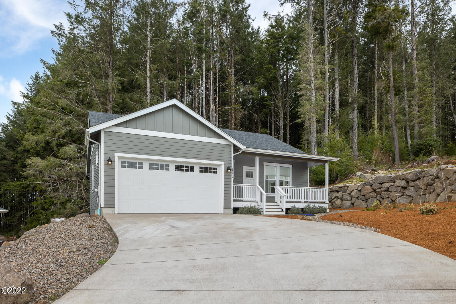 Property Photo:  1367 SE 41st Street  OR 97367