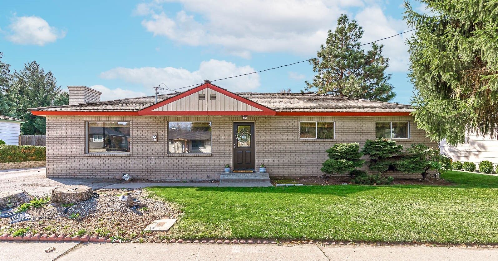 Property Photo:  1558 Grant Road  WA 98802 