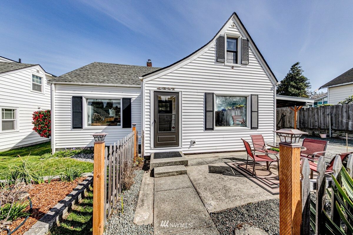 Property Photo:  1227 E 4th Street  WA 98362 