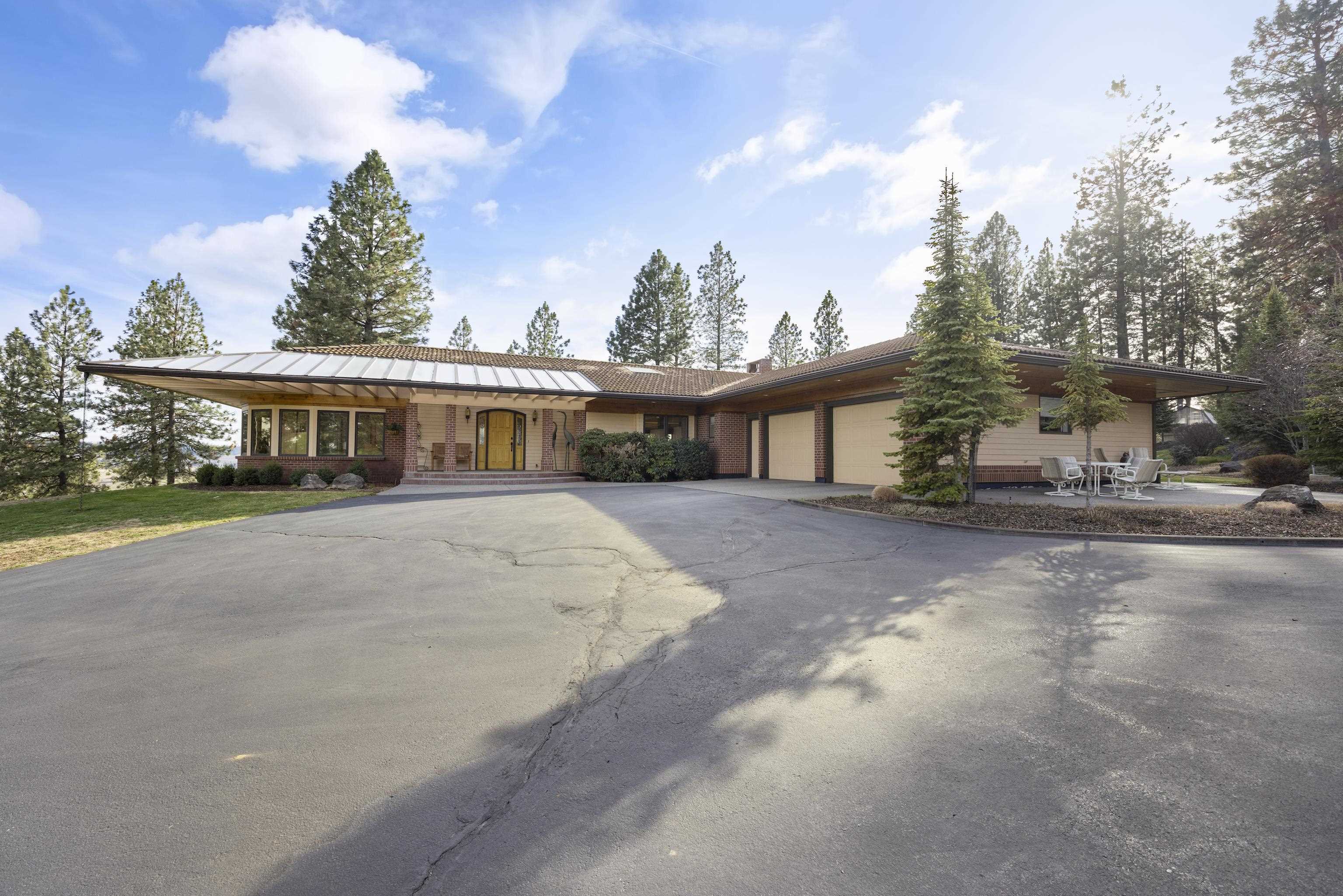 Property Photo: 16139 N Day Mt Spokane Rd WA 99021-00
