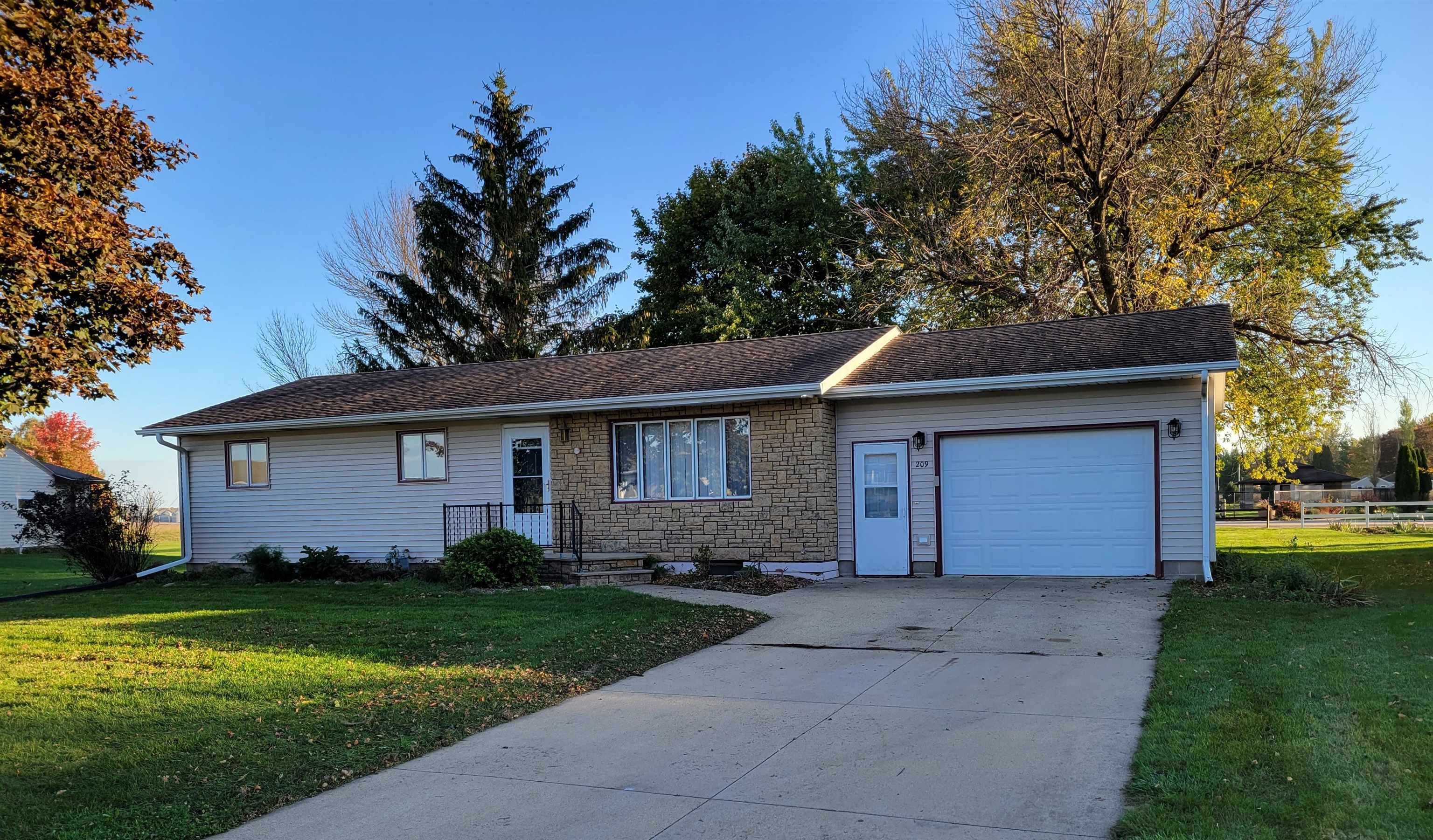 Property Photo:  209 12th Street  IA 50674 