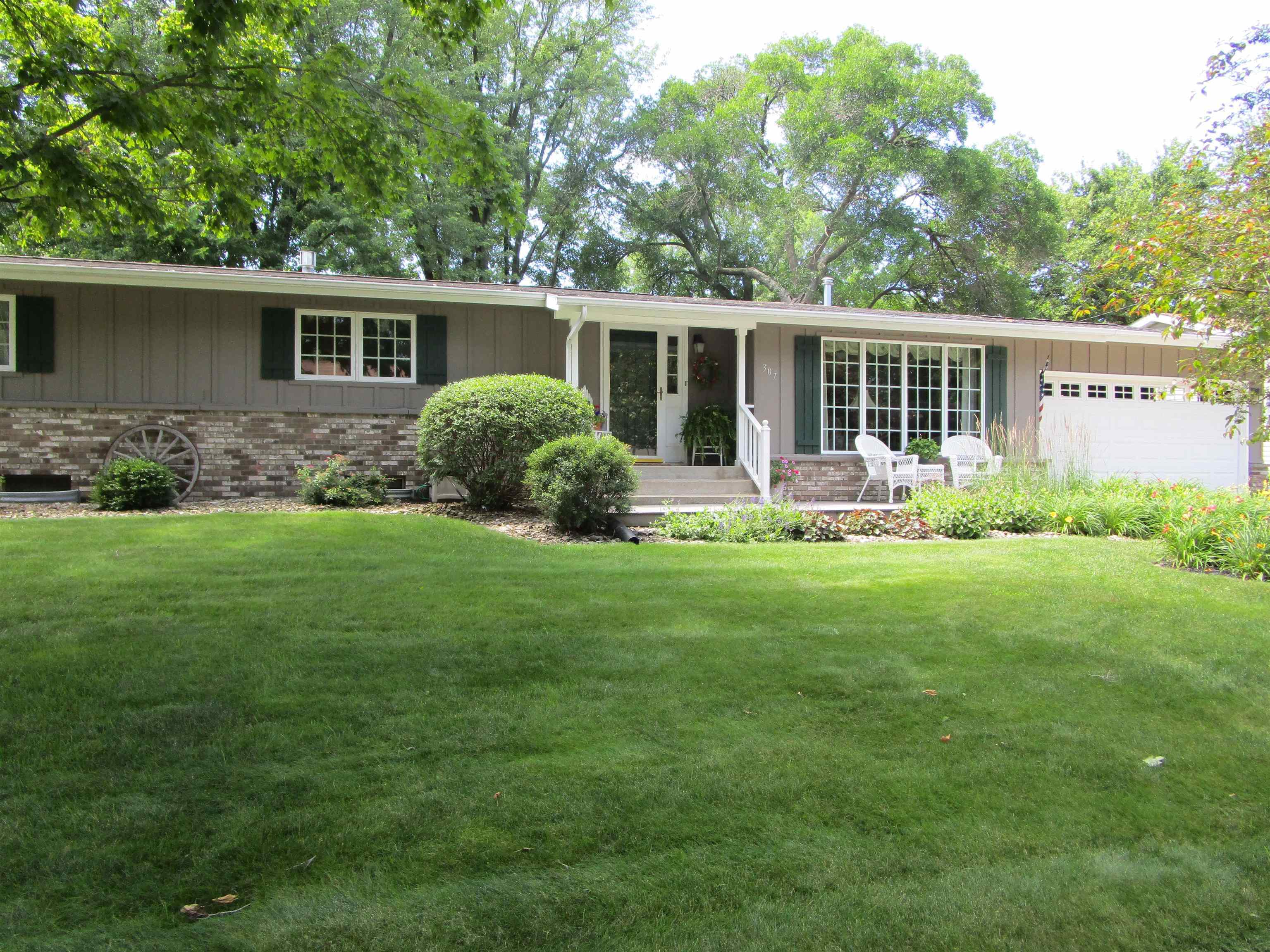 Property Photo:  307 Hawthorne Road  IA 50126-1505 