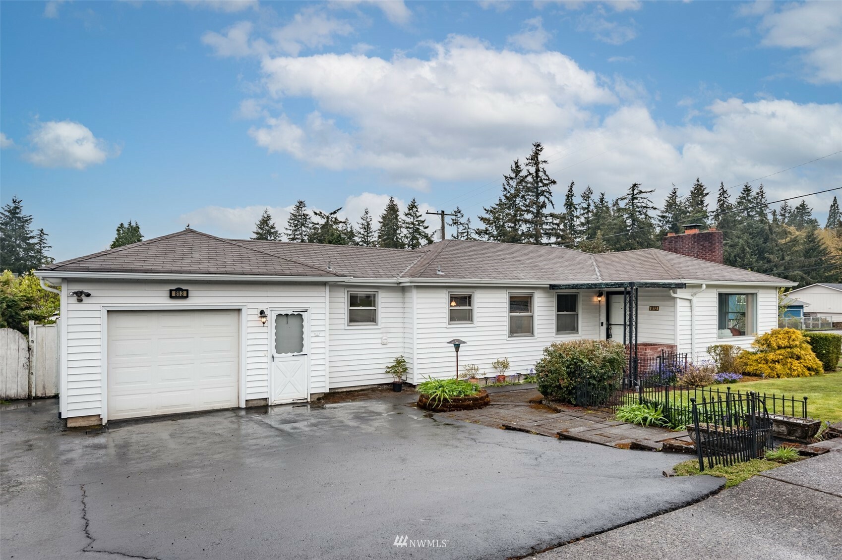 Property Photo:  813 N 16th Avenue  WA 98626 