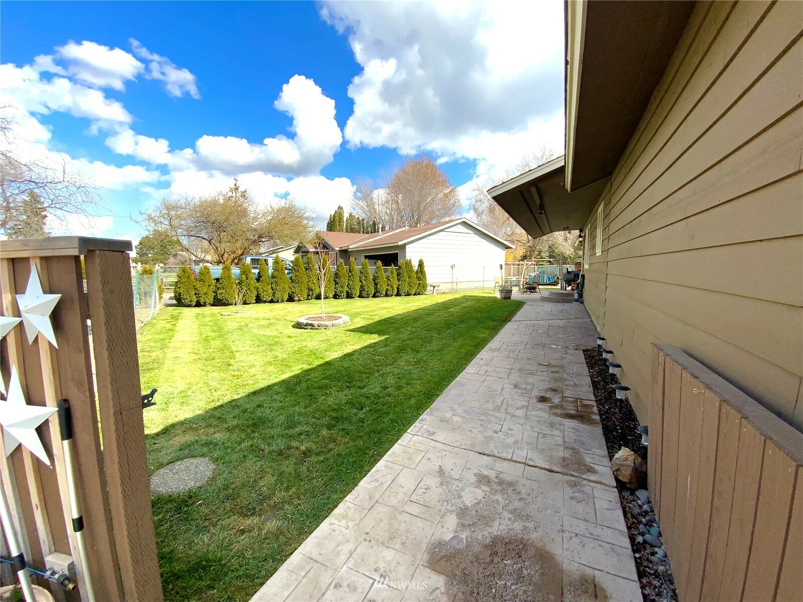 Property Photo:  500 W Ridgeview Lane  WA 98926 