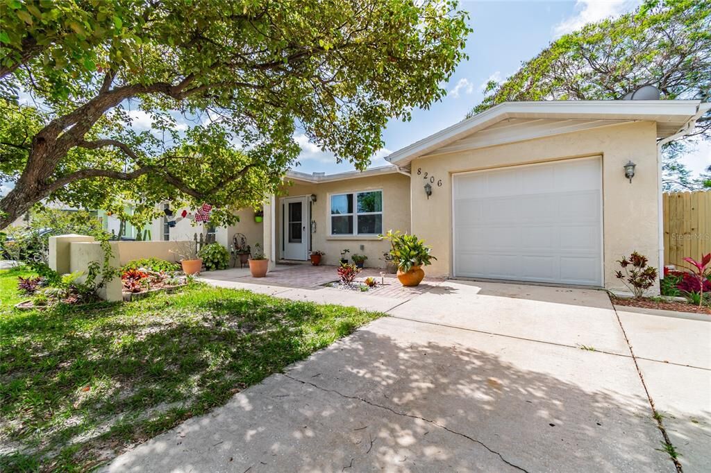 Property Photo:  8206 Monarch Drive  FL 34668 
