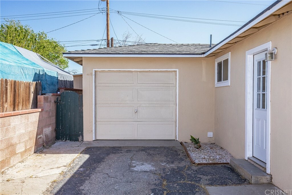 Property Photo:  1126 W Ovington Street  CA 93534 