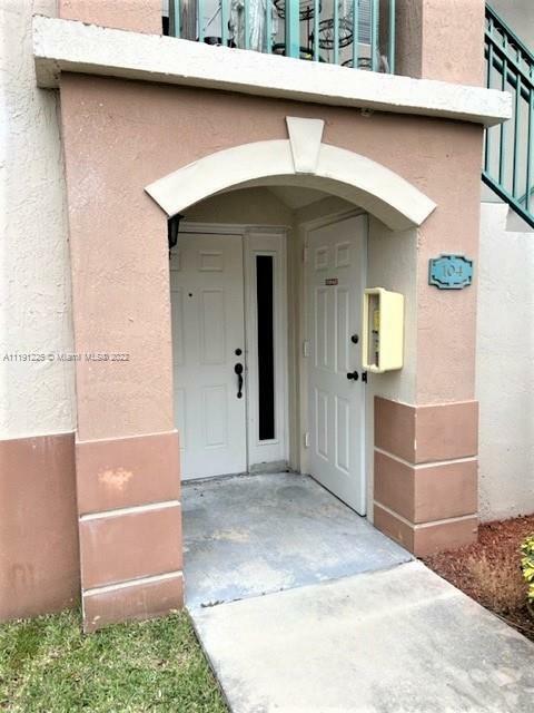 Property Photo:  2920 SE 13th Rd 104-45  FL 33035 