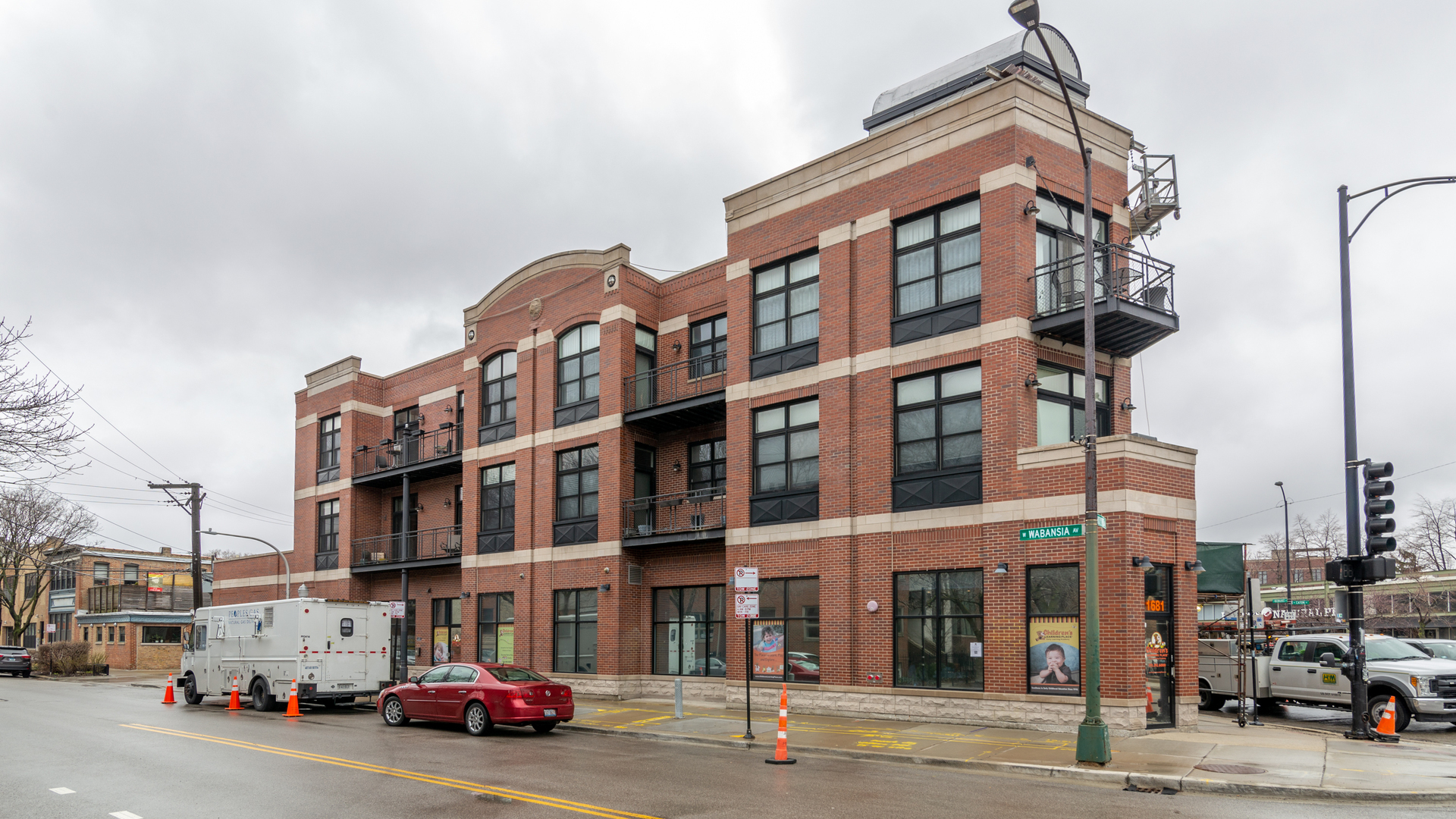 Property Photo:  2089 W Wabansia Avenue 302  IL 60647 