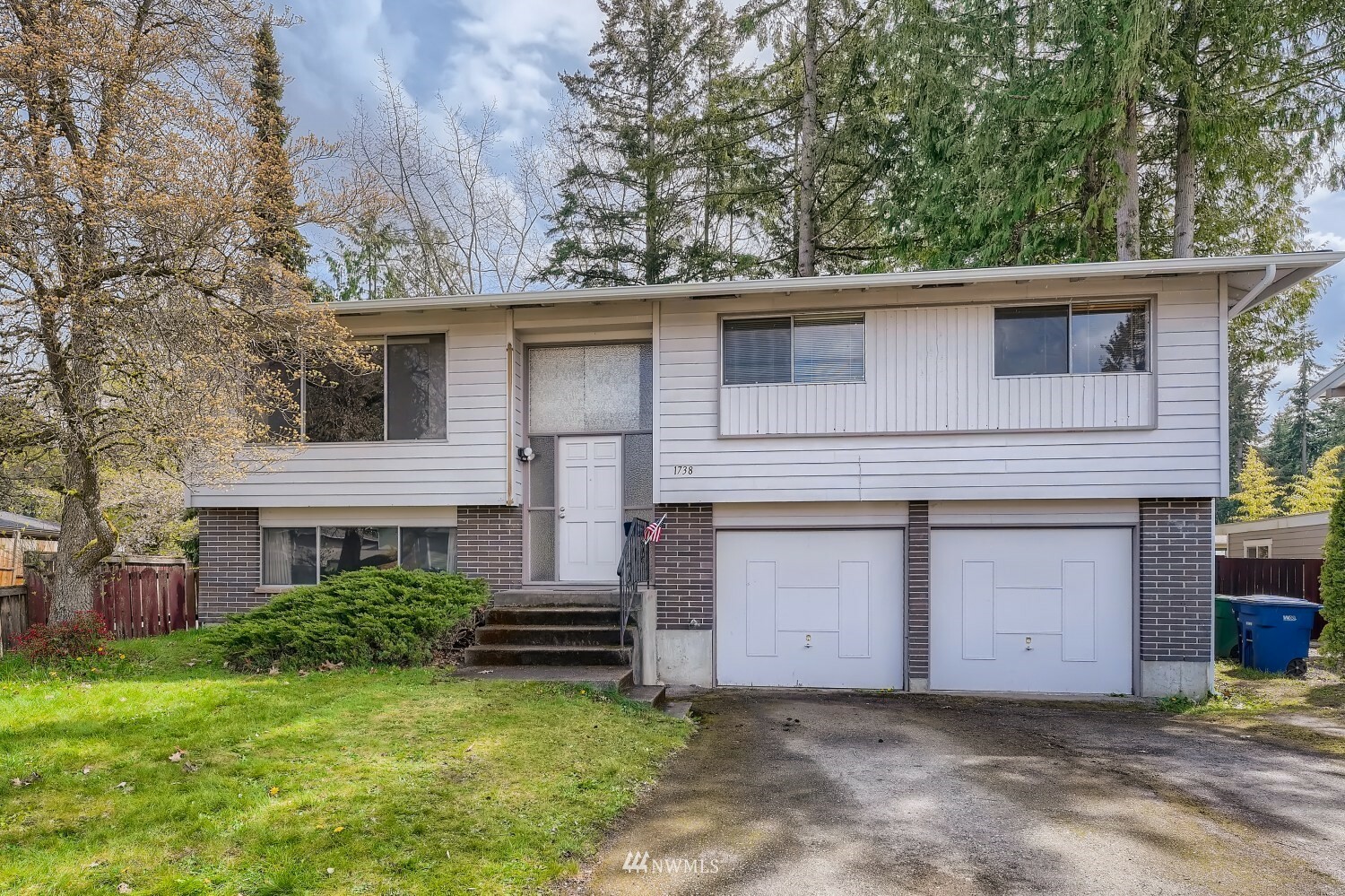 Property Photo:  1738 Whitman Avenue NE  WA 98059 