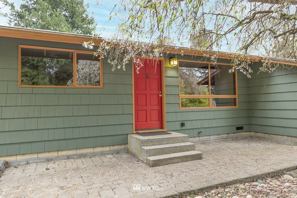 Property Photo:  21801 93rd Avenue W  WA 98020 