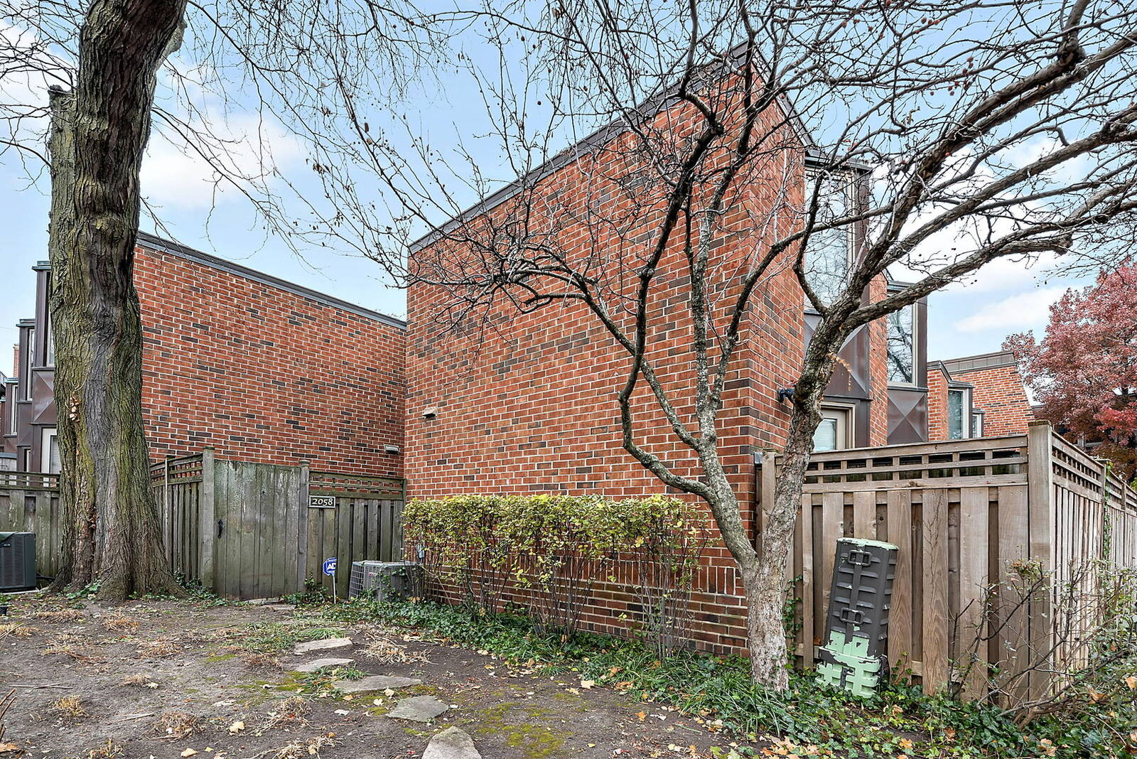 Property Photo: 2058 N Larrabee Street IL 60614