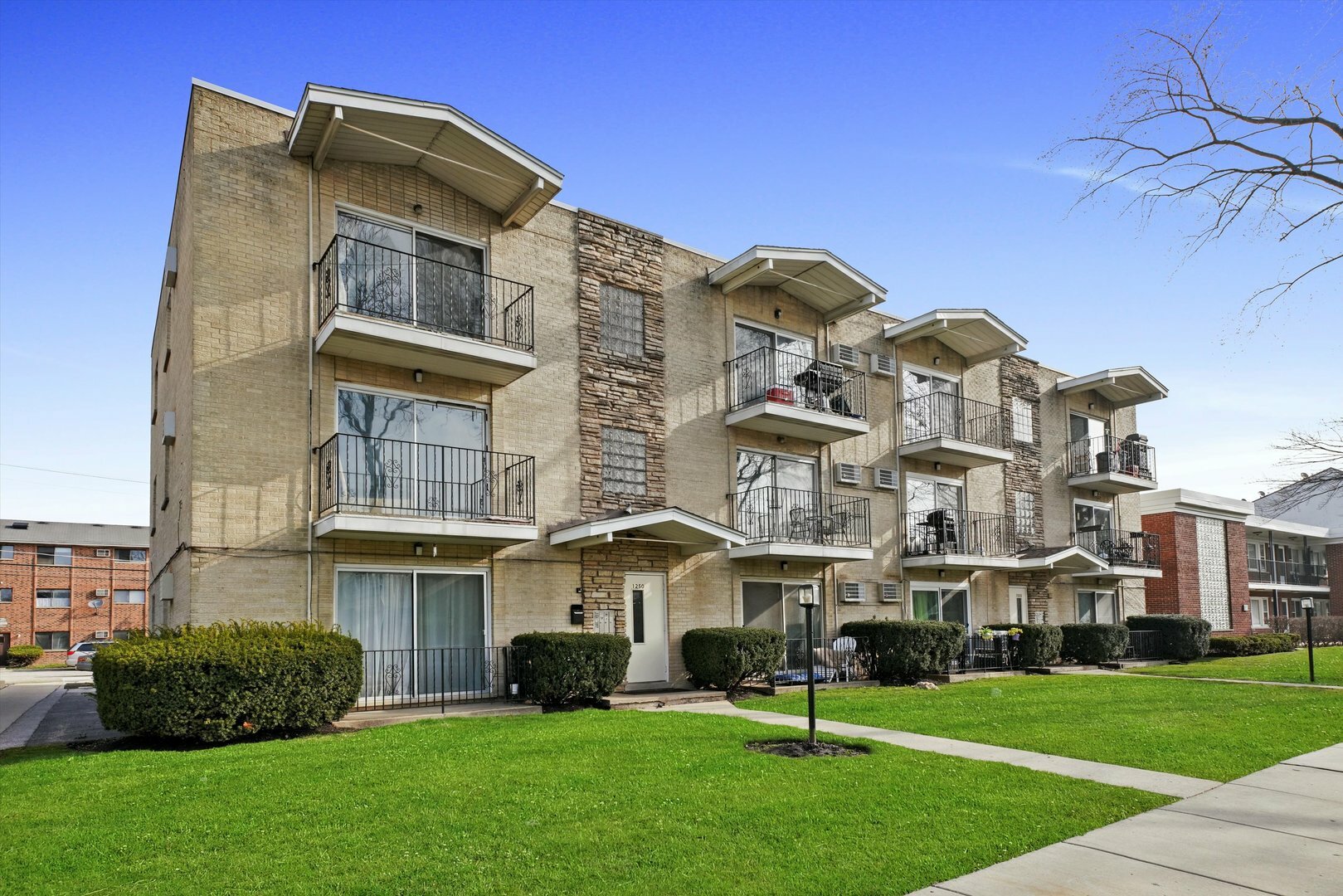Property Photo: 1250 E Washington Street 7 IL 60016