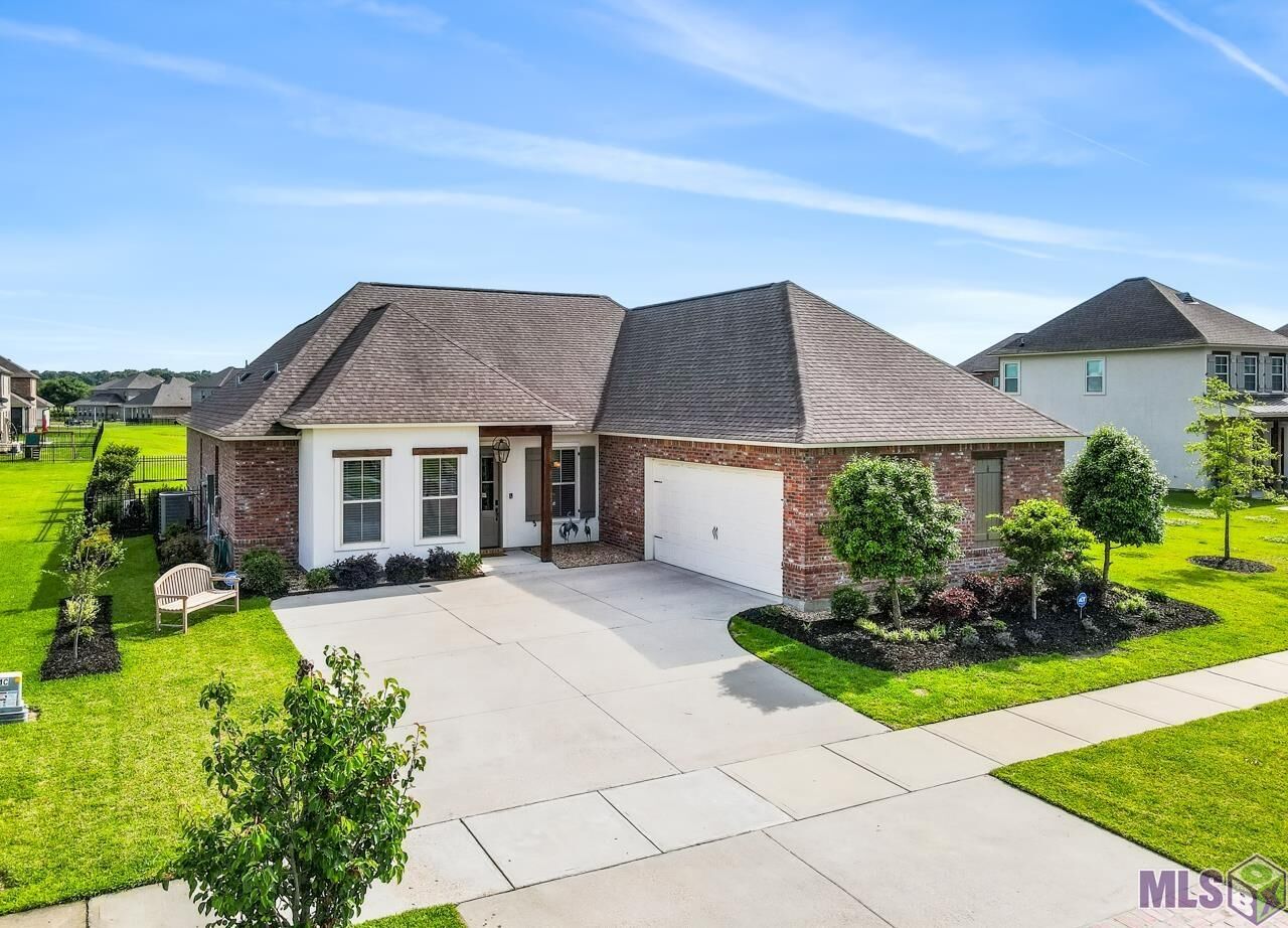 Property Photo:  1928 Royal Aberdeen Ave  LA 70791 